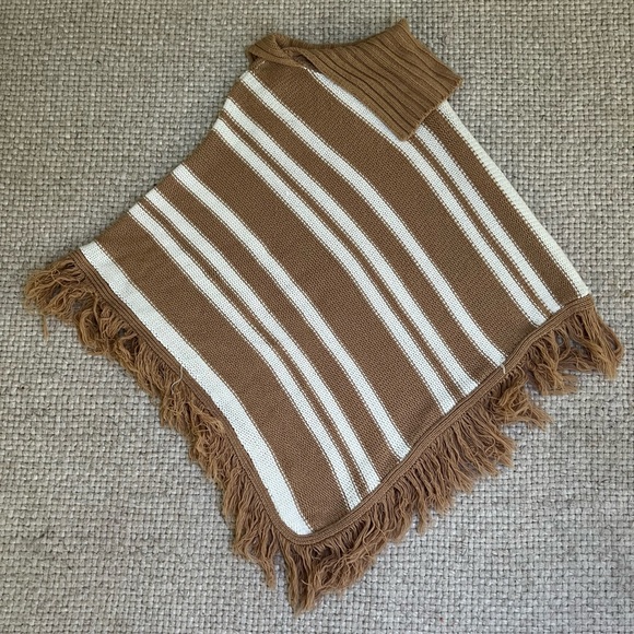 DeRotChild Vintage White and Beige knit poncho - Picture 2 of 5